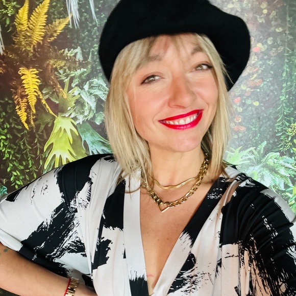 Meet your Posher, Casie - Picture 1 of 1